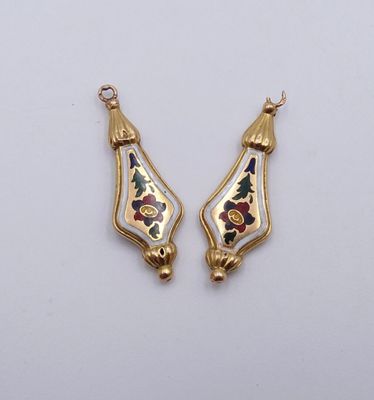 deux boucles d'oreilles en or et émail ornées de motifs floraux