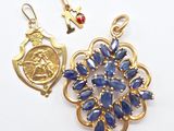 pendentif plaqué or orné de pierres bleues et d'une médaille en or