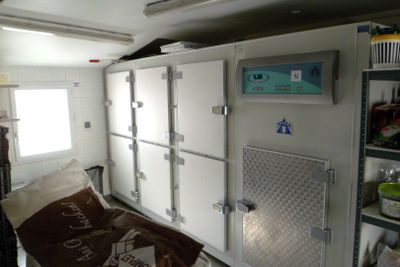 1 surgélateur KOMA Mona Cell, sept portes, groupe externe (a démonter 