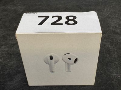 une boîte contenant deux AirPods, posée sur une table