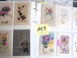 beaucoup de photos accrochées au mur d'une pièce