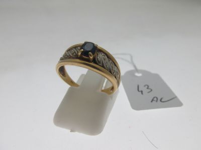 l'image d'une bague en or ornée d'une pierre noire