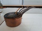 quatre pots posés sur une table