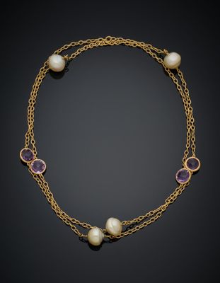 un collier en or orné de perles et d'améthystes sur fond noir