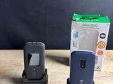 deux téléphones portables posés l'un à côté de l'autre sur une table