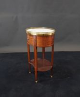 Petite table de salon ovale en acajou et placage d'acajou. (photo 3)
