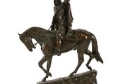 statue en bronze représentant un homme à cheval, une lance à la main