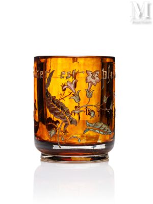 un verre orné d'un motif représentant des oiseaux et des fleurs