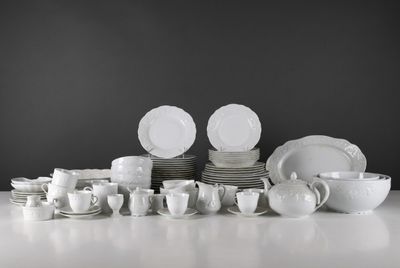 beaucoup de vaisselle et de tasses blanches sur la table