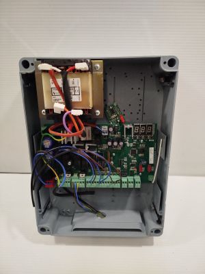 un gros plan d'un appareil électronique contenant de nombreux fils