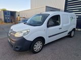 la camionnette blanche est garée devant un bâtiment