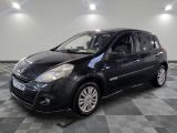 la photo d'une voiture noire garée dans un garage