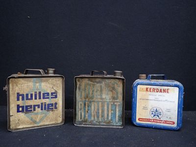 trois boîtes de Kerdaine sont posées les unes à côté des autres