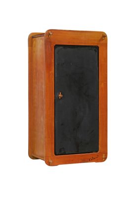 une petite boîte en bois munie d'une porte noire
