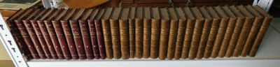 beaucoup de livres sur une étagère dans une pièce