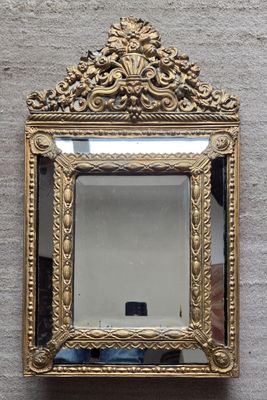 Miroir à parecloses XIXeme en laiton estampé de style XVII°.