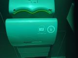 deux distributeurs de papier toilette fixés au mur dans la salle de bains