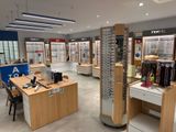 de nombreux verres exposés dans le magasin et proposés à la vente