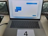 un ordinateur portable posé sur un bureau, avec un chiffre affiché à l'écran