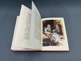 un livre ouvert sur lequel figure l'image d'une femme assise sur une chaise