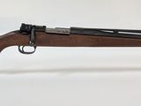 le fusil est exposé sur la table dans un présentoir en verre transparent