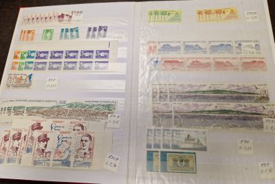 1 classeur contenant un stock de timbres neufs de Saint-Pier…