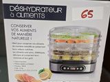 emballage d'un robot ménager posé sur une étagère dans un magasin