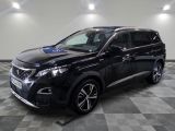 un 4x4 noir garé dans un garage au sol en damier