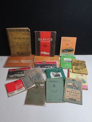 beaucoup de livres et de brochures posés sur une table