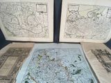 Plusieurs cartes de l'Europe et du Moyen-Orient sont disposées sur une table
