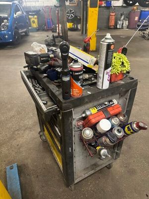 une photo d'un établi avec beaucoup d'outils dessus