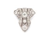 une broche Art déco en forme de diamant,