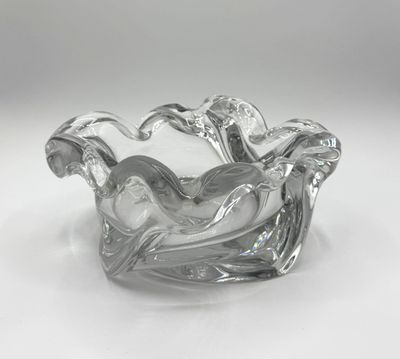 une image représentant un bol en verre transparent orné d'un oiseau