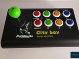 gros plan d'une manette de jeu vidéo sur une table