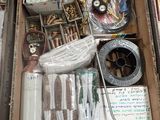 une boîte remplie d'objets hétéroclites posée sur le sol