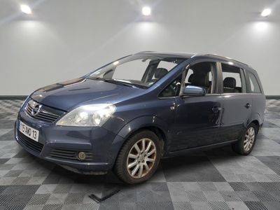 la photo d'une petite voiture bleue garée dans un garage