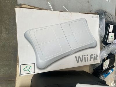 une boîte sur laquelle sont posés une souris sans fil et un tapis de souris