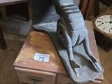 une statue représentant un chien assis sur une boîte