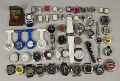 de nombreux modèles de montres différents et des montres posées sur la table