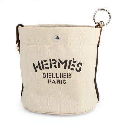 un gros plan d'un sac posé sur une surface blanche, muni d'une poignée