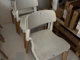 quatre chaises qui sont assises ensemble dans une pièce