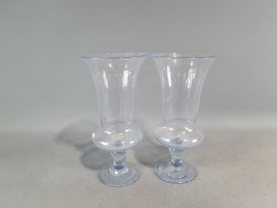 deux verres à vin vides posés sur une table