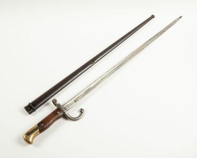 deux épées posées sur un fond blanc, avec un manche en bois