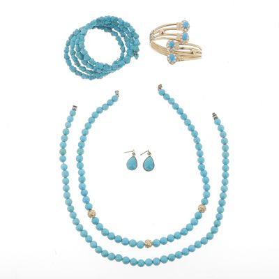 un ensemble composé d'un collier, d'un bracelet et de boucles d'oreilles en perles bleues