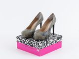 des escarpins à talons hauts à imprimé léopard, présentés dans une boîte rose sur fond blanc