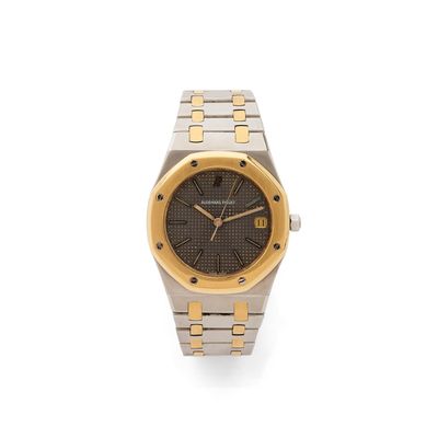 un gros plan d'une montre sur une surface blanche avec un fond blanc
