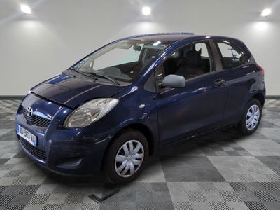 la photo d'une petite voiture bleue garée dans un garage