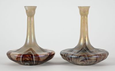 Dans le goût de LOETZ. Paire de vases soliflores en verre ir…