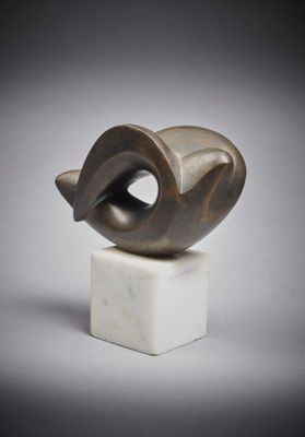 une image représentant une sculpture d'oiseau posée sur un socle en marbre