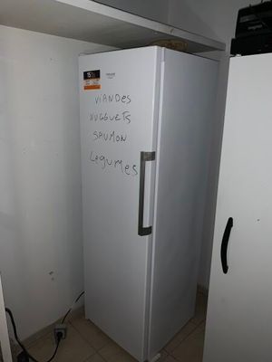Ensemble soit : - 1 congélateur armoire, domestique, de marq…